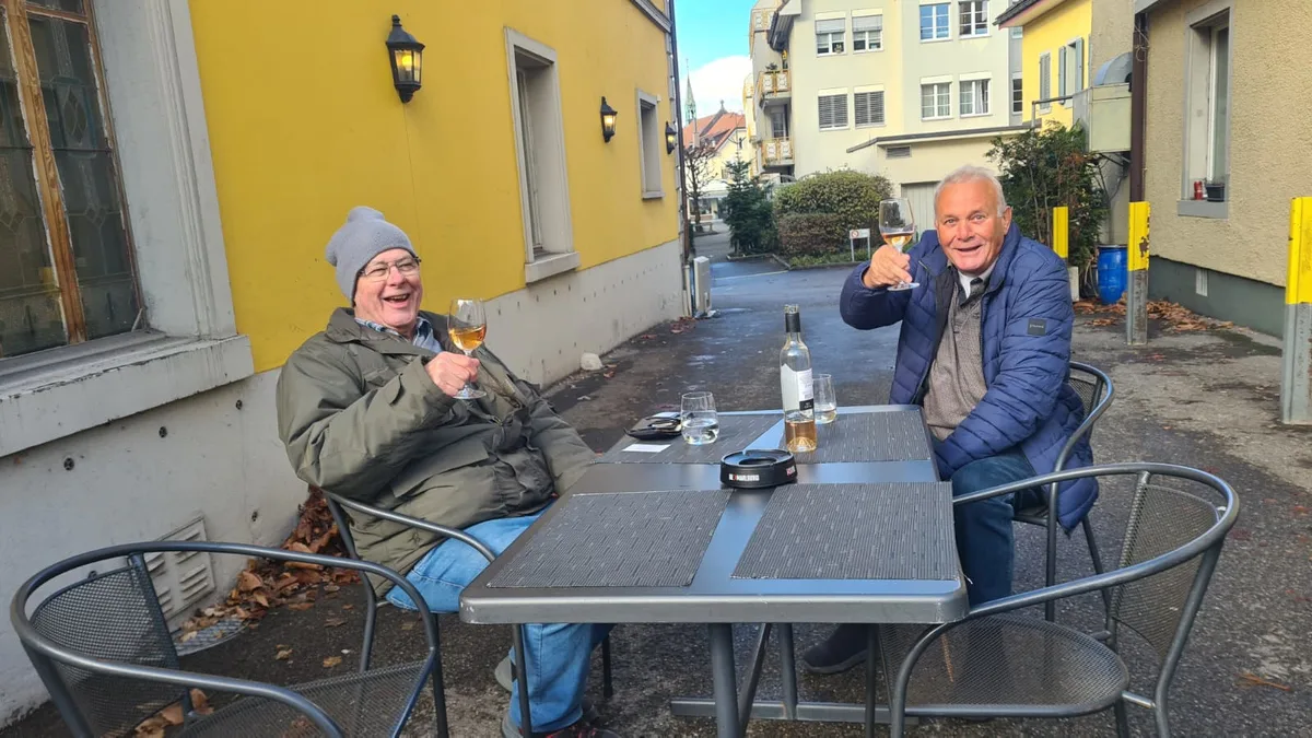 Zwie Männer die Wein trinken